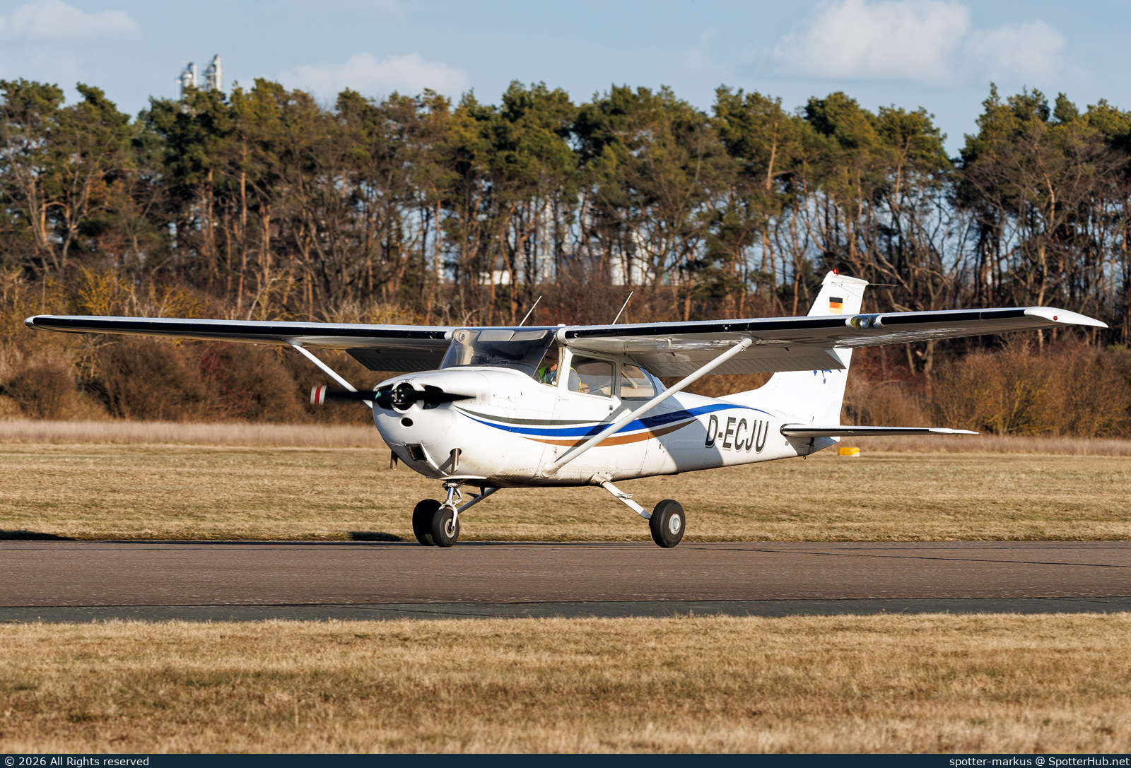 Photo of D-ECJU - Reims-Cessna F172K Skyhawk operated by Flugschule August der Starke