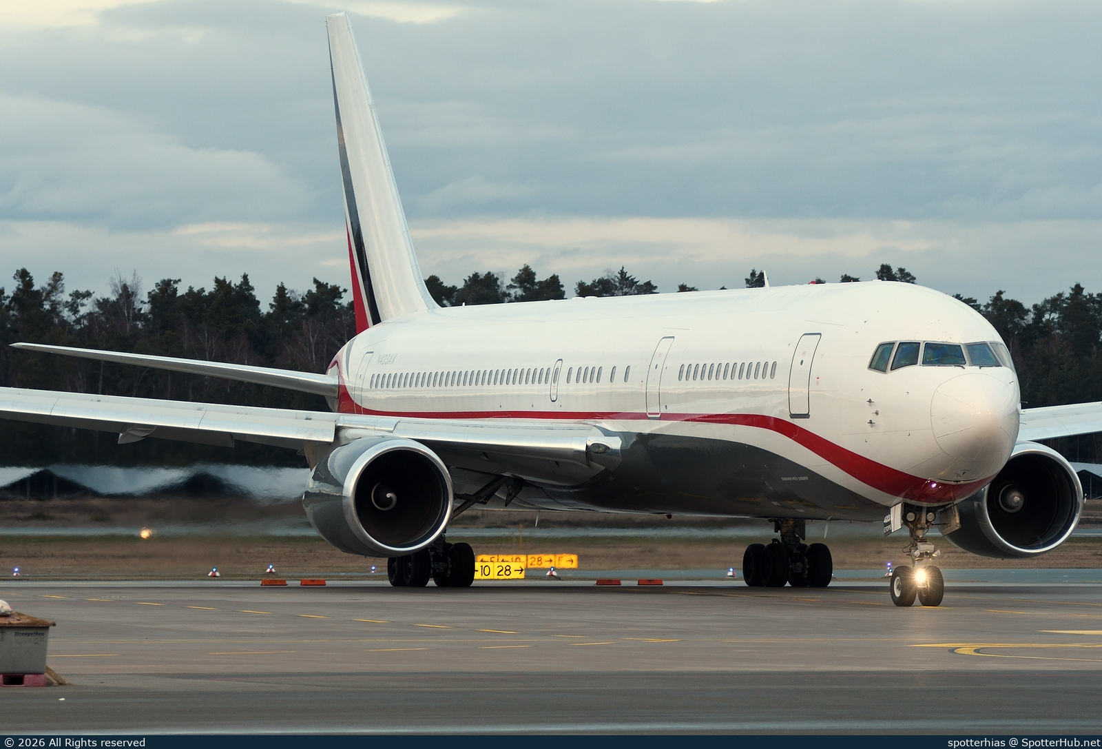Photo of N423AX - Boeing 767-324(ER) operated by Omni Air International