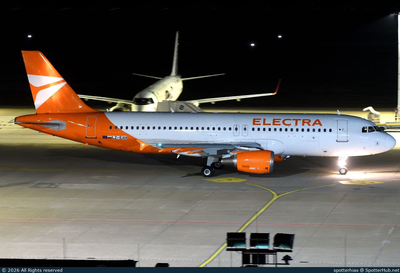 Photo of LZ-EAH - Airbus A320-214 operated by Electra Airways