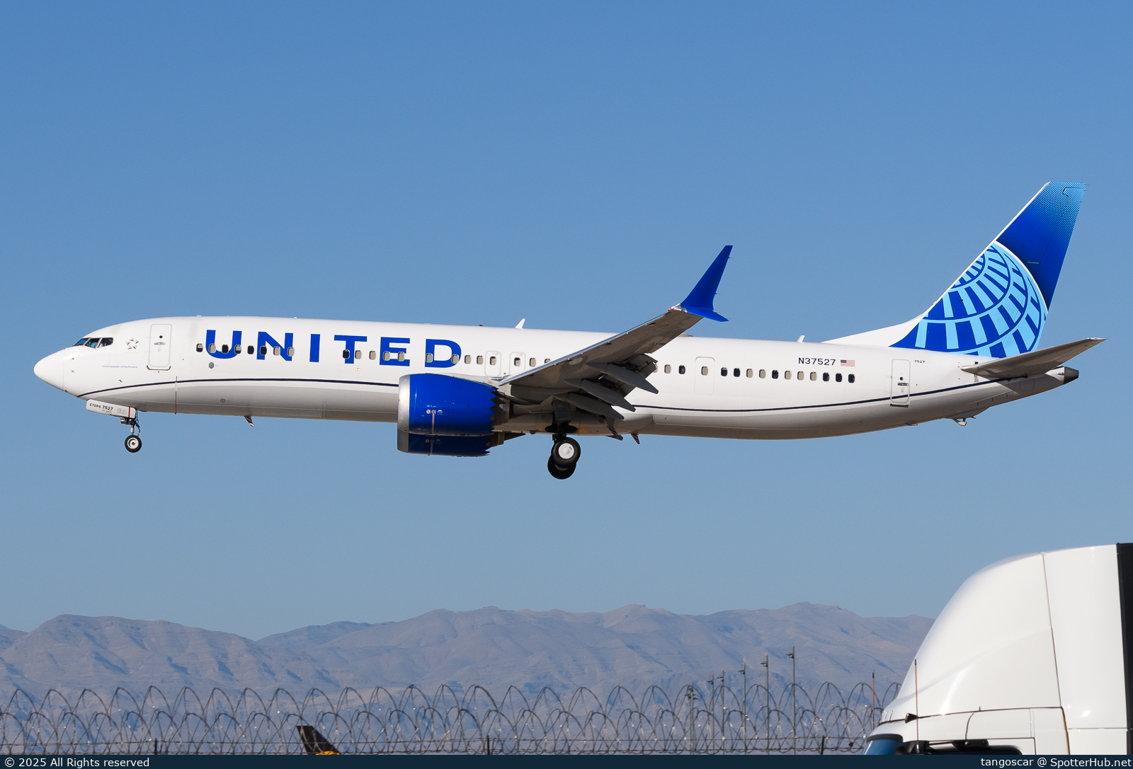 Photo of N37527 - Boeing 737 MAX 9 operated by United Airlines