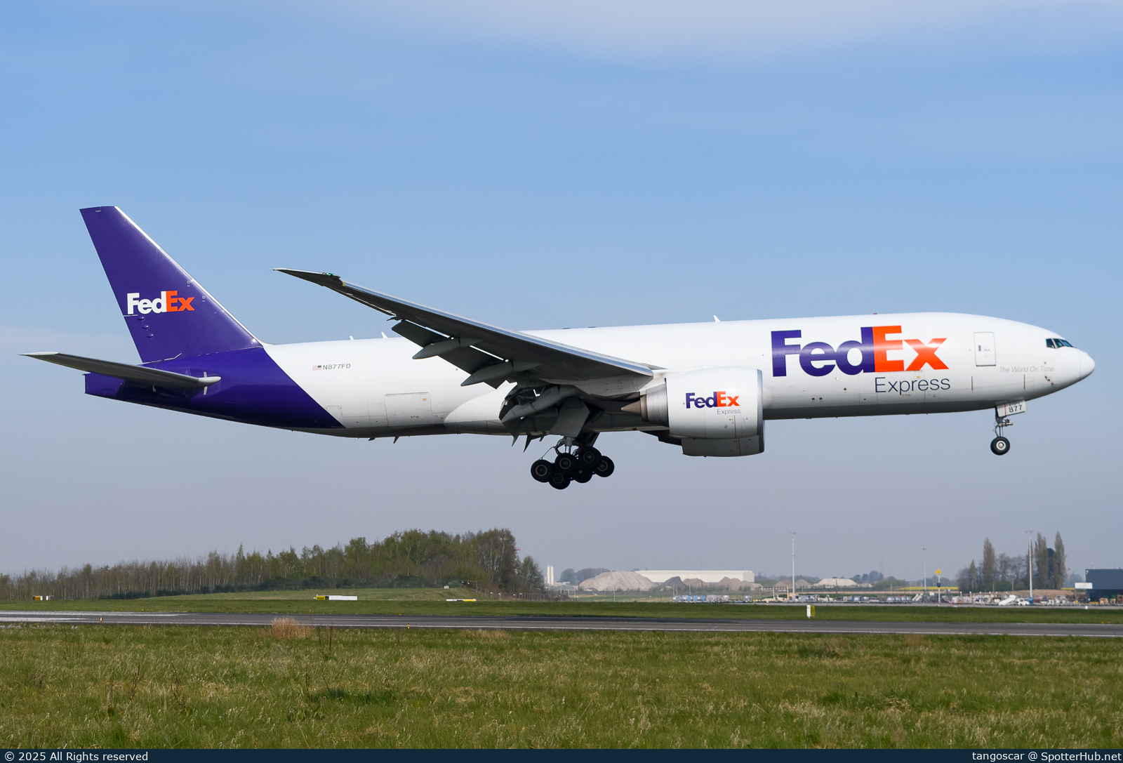Photo of N877FD - Boeing 777-FS2 operated by FedEx