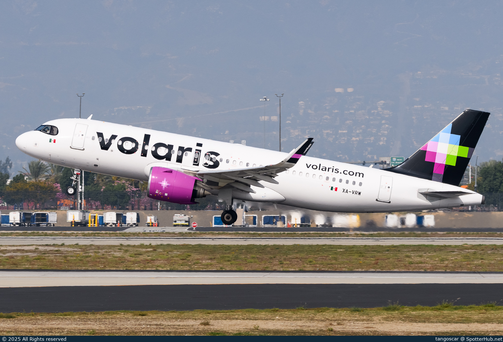 Photo of XA-VRW - Airbus A320-271N operated by Volaris