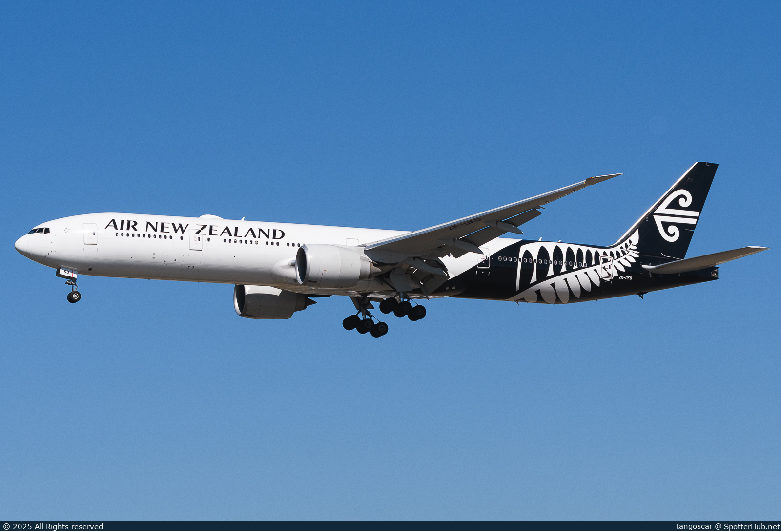 Photo of ZK-OKO - Boeing 777-319(ER) operated by Air New Zealand