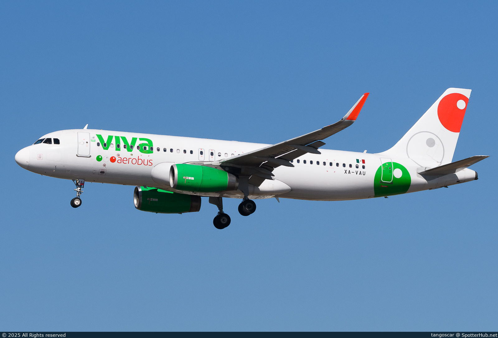 Photo of XA-VAU - Airbus A320-232 operated by Viva Aerobus