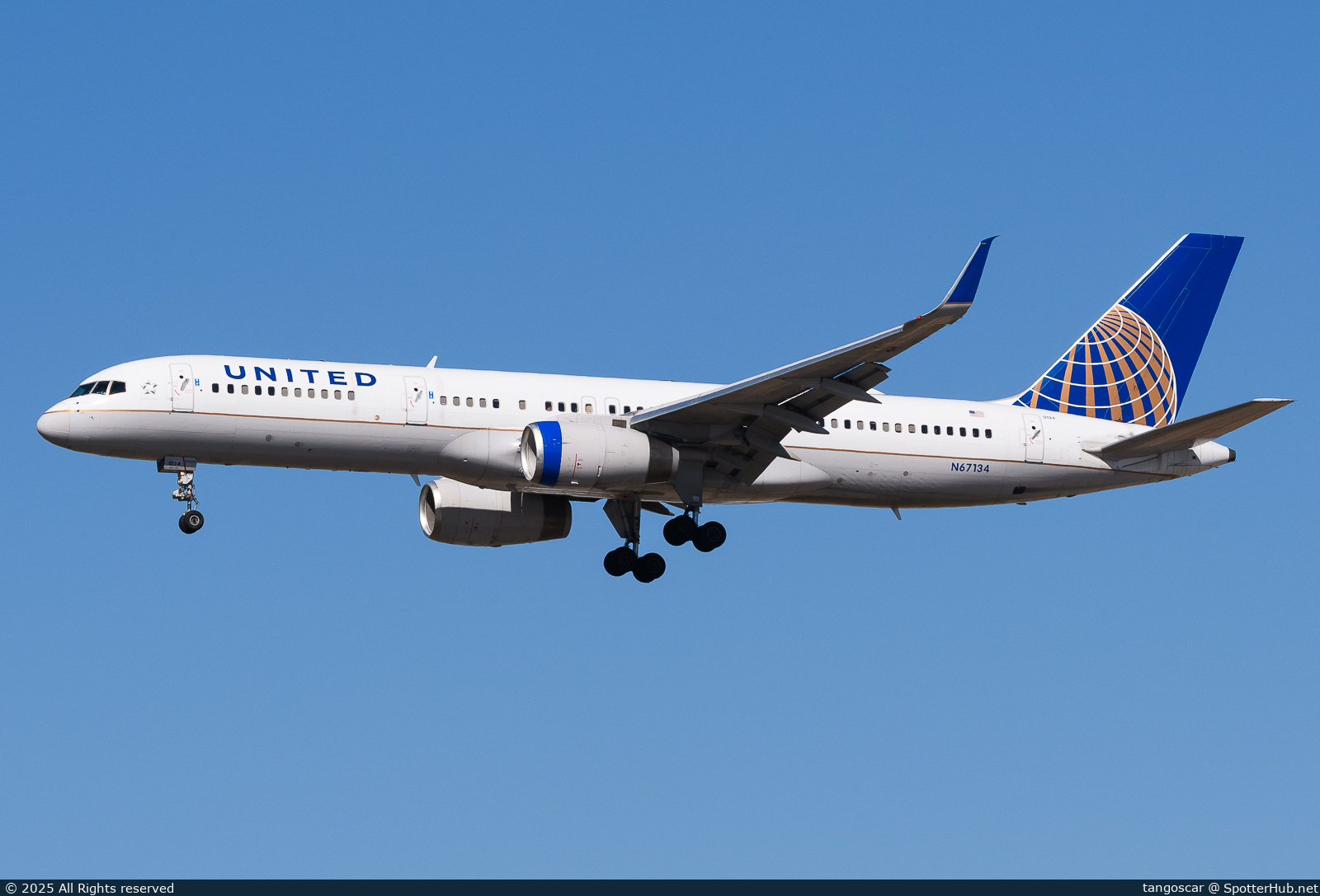 Photo of N67134 - Boeing 757-224 operated by United Airlines