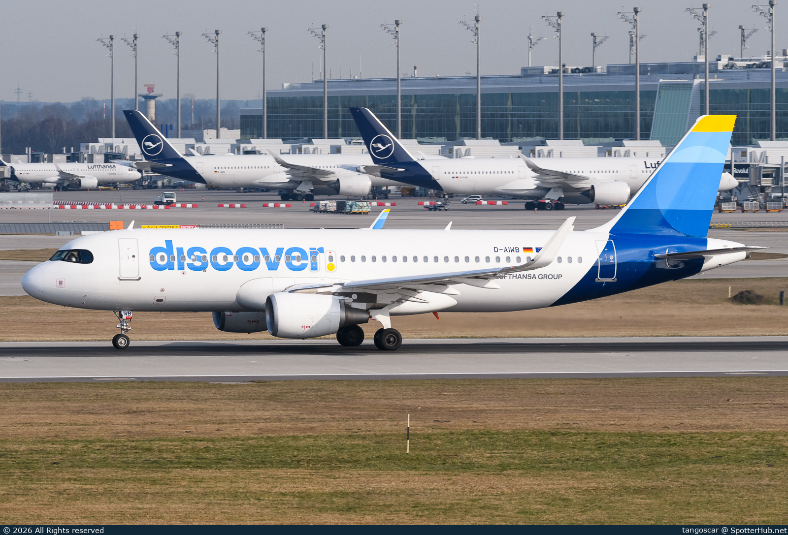 Photo of D-AIWB - Airbus A320-214 operated by Discover Airlines