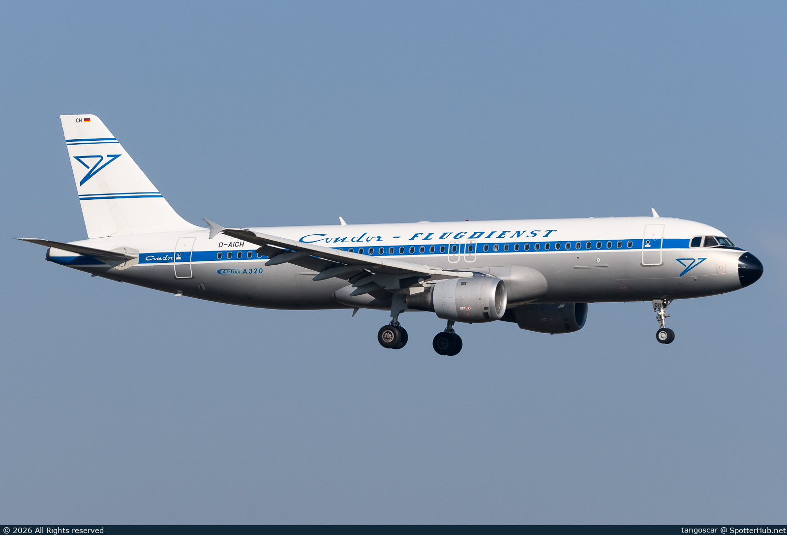 Photo of D-AICH - Airbus A320-212 operated by Condor