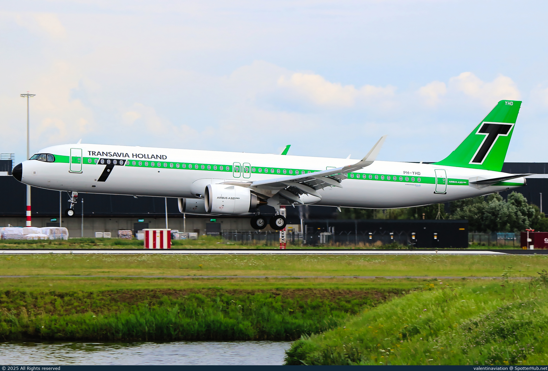 Photo of PH-YHD - Airbus A321-252NX operated by Transavia