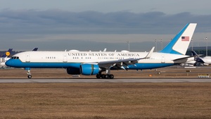 Photo of 98-0001 - Boeing C-32A operated by US Air Force