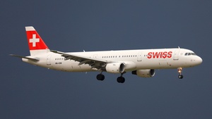 Photo of HB-IOM - Airbus A321-212 operated by Swiss International Air Lines