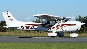 Photo of D-EAZL - Cessna 172S Skyhawk SP operated by Flieger Club Leer