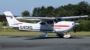 Photo of D-ECKG - Cessna 182S Skylane operated by Private