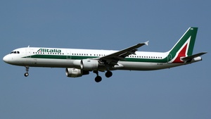Photo of EI-IXO - Airbus A321-112 operated by Alitalia