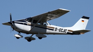 Photo of D-ECJC - Reims-Cessna F172H Skyhawk operated by Fly-Charter