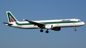 Photo of I-BIXQ - Airbus A321-112 operated by Alitalia