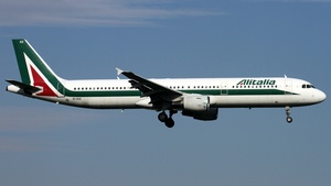 Photo of EI-IXZ - Airbus A321-112 operated by Alitalia