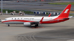 Photo of B-1332 - Boeing 737-89P operated by Shanghai Airlines