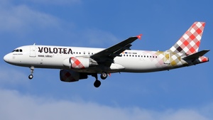 Photo of EC-NQM - Airbus A320-214 operated by Volotea