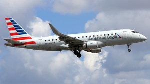 Photo of N333RQ - Embraer ERJ-175LR operated by American Eagle (opb Envoy Air)