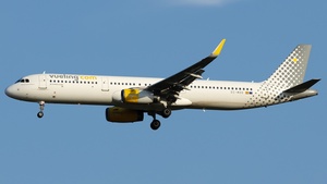Photo of EC-MOO - Airbus A321-231 operated by Vueling
