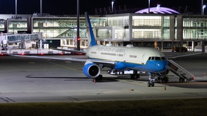 Photo of 99-0004 - Boeing C-32A operated by US Air Force