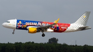 Photo of EC-LZN - Airbus A320-214 operated by Vueling