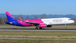 Photo of HA-LXY - Airbus A321-231 operated by Wizz Air