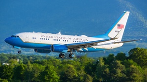 01-0041 - Boeing C-40B