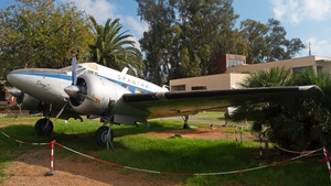 N9886A - Beechcraft E18S