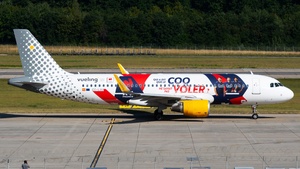 EC-LVU - Airbus A320-214