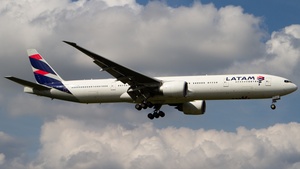 Photo of PT-MUD - Boeing 777-32W(ER) operated by LATAM Airlines Brasil