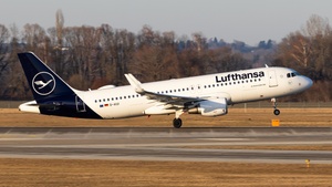 Photo of D-AIUI - Airbus A320-214 operated by Lufthansa