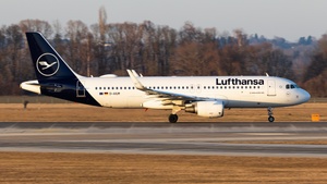 Photo of D-AIUM - Airbus A320-214 operated by Lufthansa