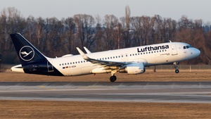 Photo of D-AIZW - Airbus A320-214 operated by Lufthansa