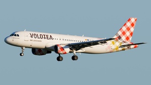 Photo of EC-ISI - Airbus A320-214 operated by Volotea