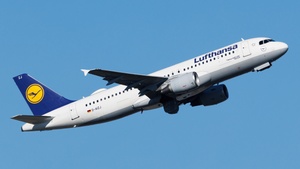 Photo of D-AIZJ - Airbus A320-214 operated by Lufthansa