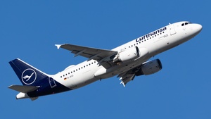 Photo of D-AIZI - Airbus A320-214 operated by Lufthansa