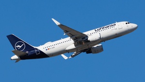 Photo of D-AIZR - Airbus A320-214 operated by Lufthansa