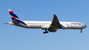 Photo of PT-MUF - Boeing 777-32W(ER) operated by LATAM Airlines Brasil