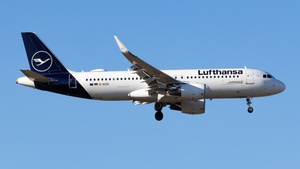 Photo of D-AIZO - Airbus A320-214 operated by Lufthansa