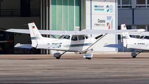 Photo of D-ENUF - Cessna 172R Skyhawk operated by Flugschule NUF Neubrandenburg