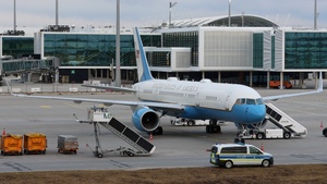 Photo of 99-0004 - Boeing C-32A operated by US Air Force