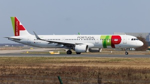 Photo with serial 8374 - Airbus A321-251N