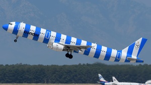 Photo of D-ATCA - Airbus A321-211 operated by Condor