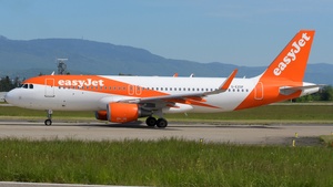 Photo of G-EZOF - Airbus A320-214 operated by easyJet