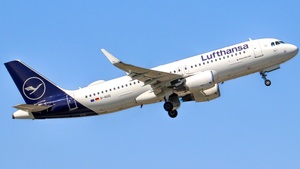 Photo of D-AIUG - Airbus A320-214 operated by Lufthansa