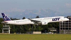 Photo of SP-LEC - Embraer ERJ-195-E2 operated by LOT Polish Airlines