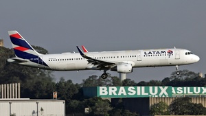 Photo of PT-XPE - Airbus A321-211 operated by LATAM Airlines Brasil