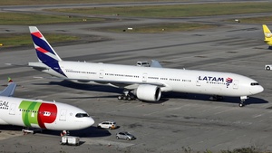 Photo of PT-MUC - Boeing 777-32W(ER) operated by LATAM Airlines Brasil