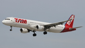 Photo of PT-XPG - Airbus A321-211 operated by LATAM Airlines Brasil